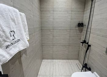 شقة بصالة انيقة وثلاث غرف نوم