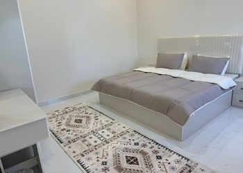 شاليه بمسطح اخضر وجلسة 