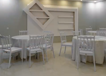 شاليه بمسطح اخضر ومسبح