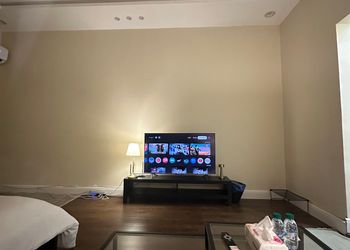 استديو بأثاث مريح وبسيط 