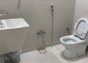 شقة بصالة أنيقة وثلاث غرف نوم 