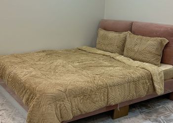 استديو بسرير ماستر وجلسة جانبية