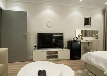 استديو باثاث مريح وبسيط 