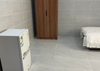 استديو بسريرين مفردة و أثاث مريح