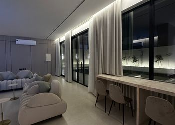 شاليه بمسطح اخضر ومسبح 