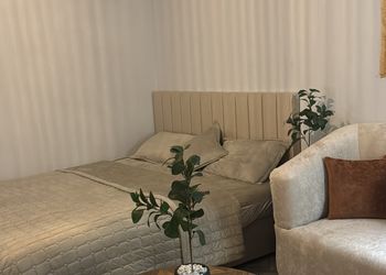 استديو بسرير مريح وأثاث بسيط