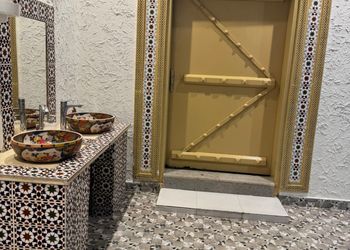 شاليه بجلسة خارجية وألعاب أطفال
