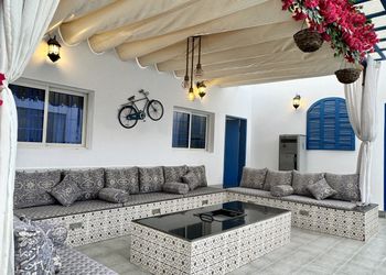 شاليه بجلسة مطلة على المسبح