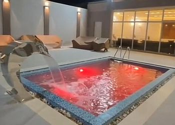 شاليه بجلسة خارجية ومسبح 