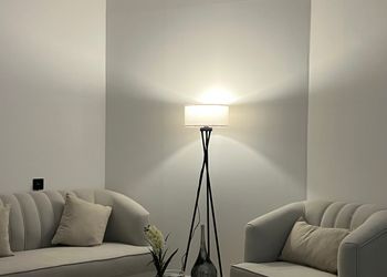 استديو بأثاث مريح وبسيط 