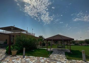 استراحة بمسبح داخلي والعاب اطفال (قسمين)