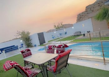 شاليه بجلسة تطل على مسبح خارجي 