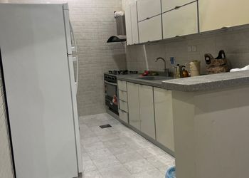 شاليه بمسطح اخضر ومسبح 