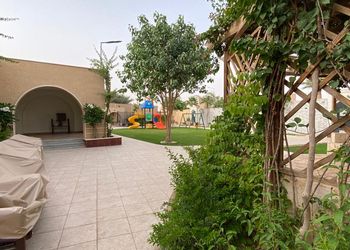 استراحة بمسطح اخضر والعاب اطفال