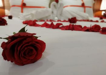 غرفة بسرير ماستر ودورة مياة 