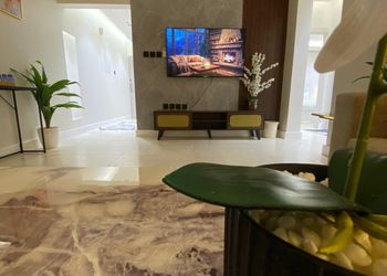 شقة مريحة بصالة وغرفتين نوم 