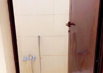 استديو بسرير مريح وجلسة جانبية 