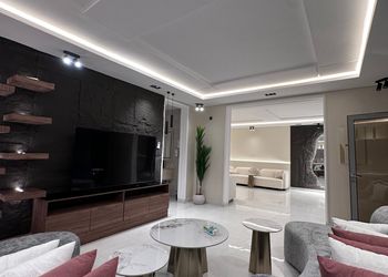 شاليه بجلسة تطل على مسبح خارجي 