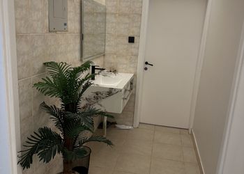 شقة بغرفة نوم وصالة دخول ذاتي 