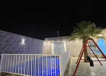 شاليه بجلسة مطلة على المسبح