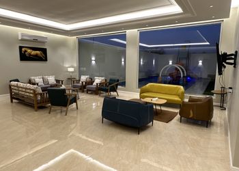شاليه بجلسة تطل على مسبح خارجي 