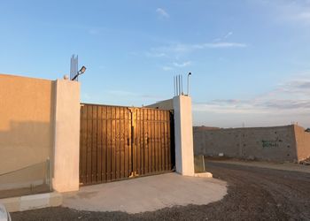 استراحة بمجلس وفناء خارجي 