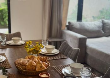   شاليه بإطلالة على الجبل 