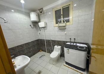 شقة بصالة جلوس وغرفتين نوم 
