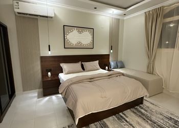 غرفة بسرير ماستر