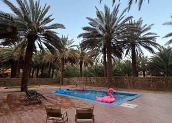 مزرعة محاطة بالجبال