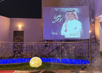 شاليه بجلسة خارجية على المسبح 