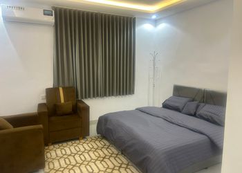 استديو بسرير ماستر وأثاث مريح 