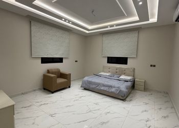شقة بصالة مريحة وغرفتين نوم 
