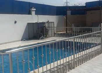 شاليه بمسطح اخضر وجلسة خارجية 