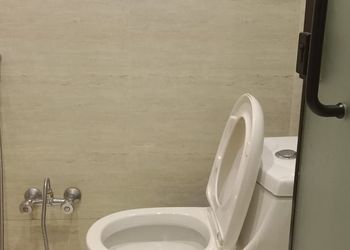 غرفة بسرير ماستر وأثاث مريح