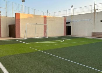 استراحة بمسبح خارجي وجلسة خارجية
