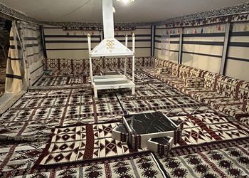 استراحة بخيمة وجلسات بإطلالات
