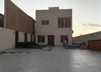 شاليه بجلسة خارجية ومسبح 