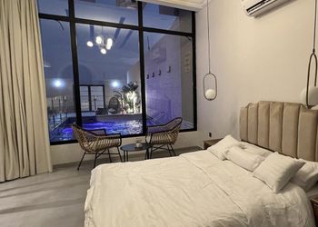 شاليه بجلسة تطل على مسبح خارجي 
