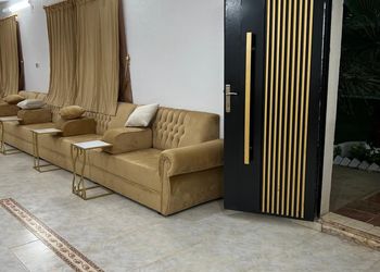 استراحة بمجالس واسعة ومسطح اخضر 