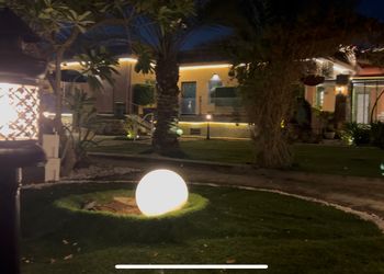 شاليه بمسبح خارجي ومسطحات خضراء