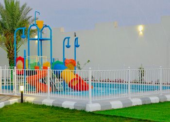 شاليه بملعب كرة قدم ومسبح