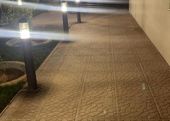 استراحة بملعب كرة طائرة ومسبح