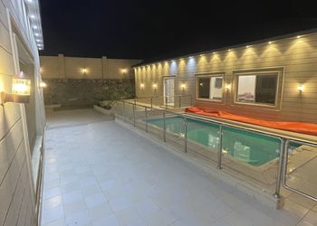 شالية واسع بمجلس ومسبح خارجي