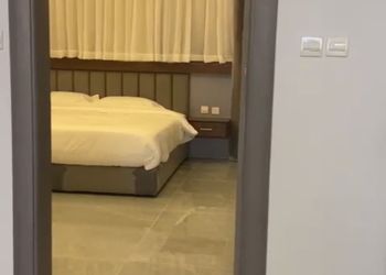 شاليه بصالة جلوس ومسبح داخلي 