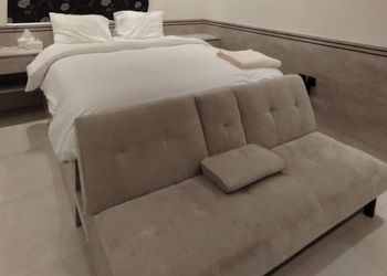 استديو بأثاث مريح وبسيط 