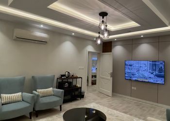 شقة بصالة معيشة وغرفة نوم