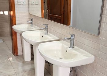 شاليه بمسطح اخضر وجلسة خارجية 