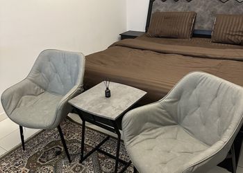 استديو بأثاث مريح وبسيط