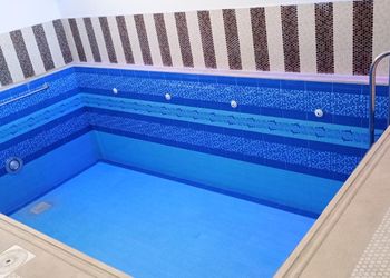شاليه بمسطح اخضر ومسبح 